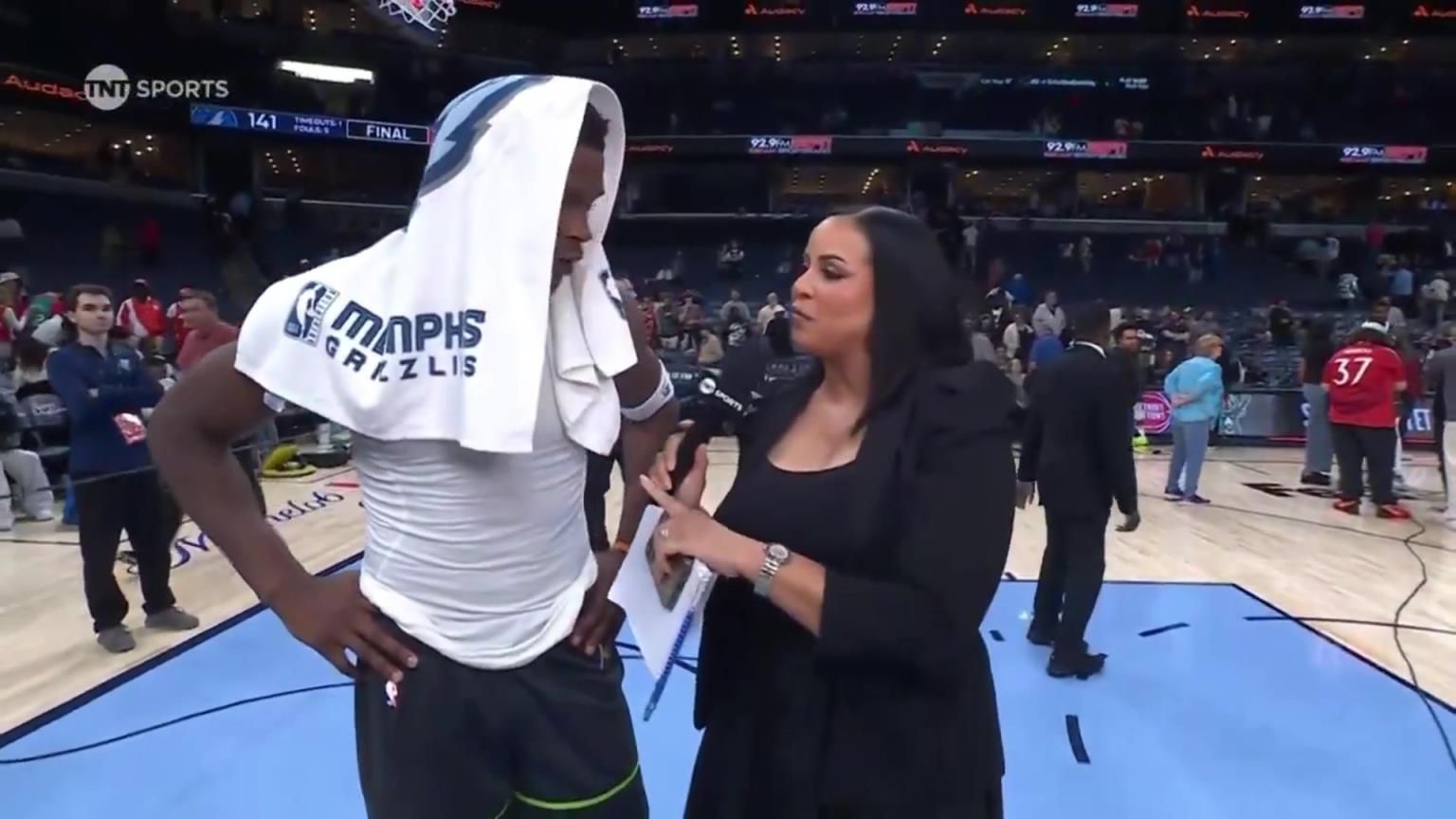 華子賽后接受一位豐滿(mǎn)女記者的采訪！