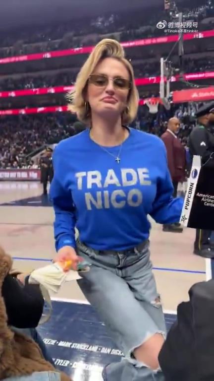 主場(chǎng)不準(zhǔn)球迷打印“解雇Nico”標(biāo)語(yǔ)，女球迷就出此下策