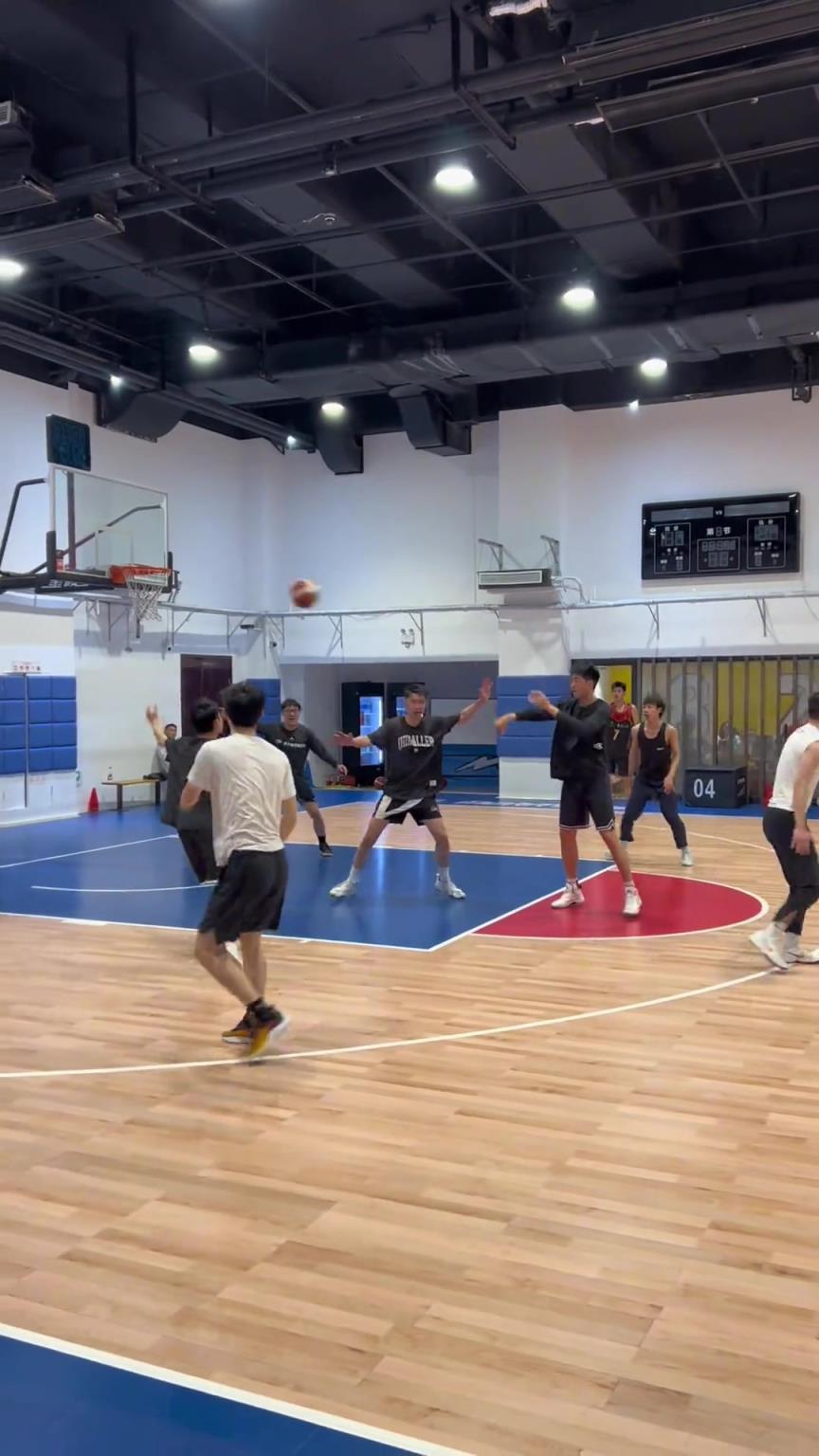 對(duì)手回家后：老婆，我今天在野球場(chǎng)匹配到巔峰馬刺隊(duì)了！