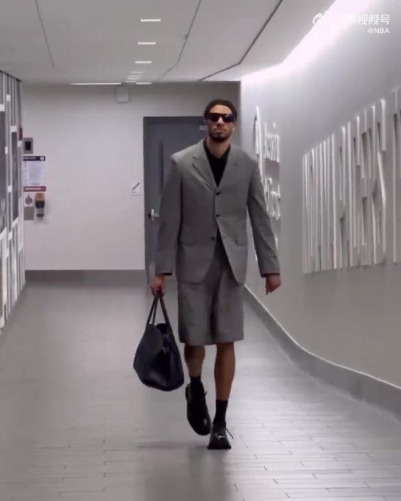 時(shí)尚潮男！哈利今日一身灰西裝短褲墨鏡搭配入場(chǎng) 腿真細(xì)！