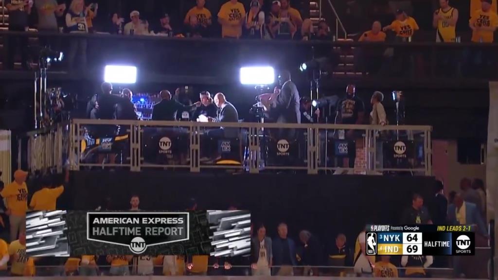 ??？轉(zhuǎn)播鏡頭給到解說看臺，奧尼爾居然抱著一個人在彎舉