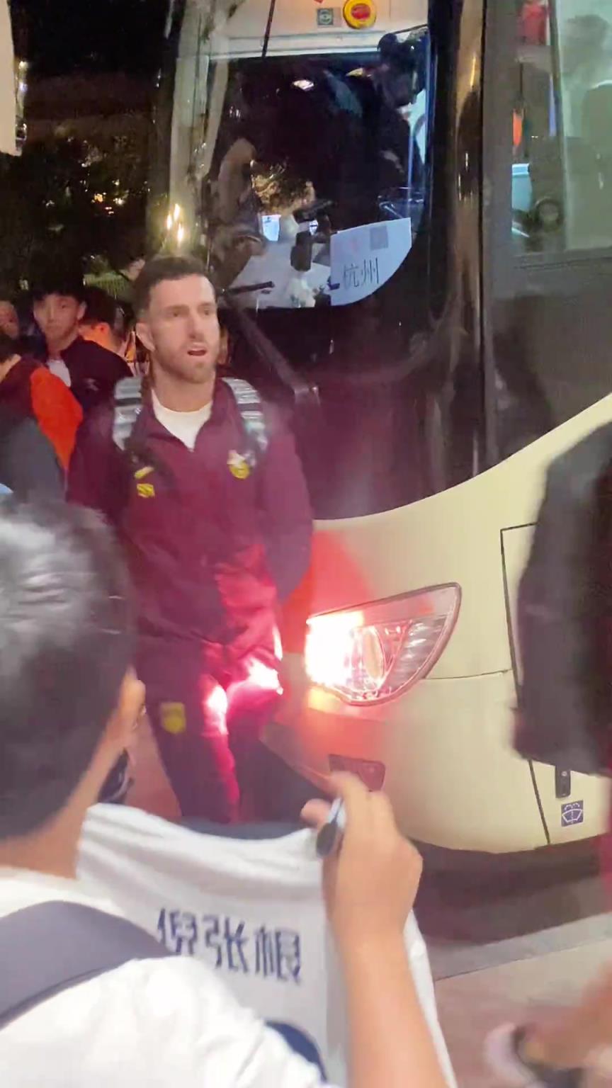韋世豪嚇得箭步逃跑！國足深夜到酒店差點被摁在車頭不讓走