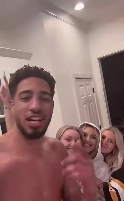 今日怒砍歷史級三雙！哈利此前光著膀子與三位金發(fā)美女同框