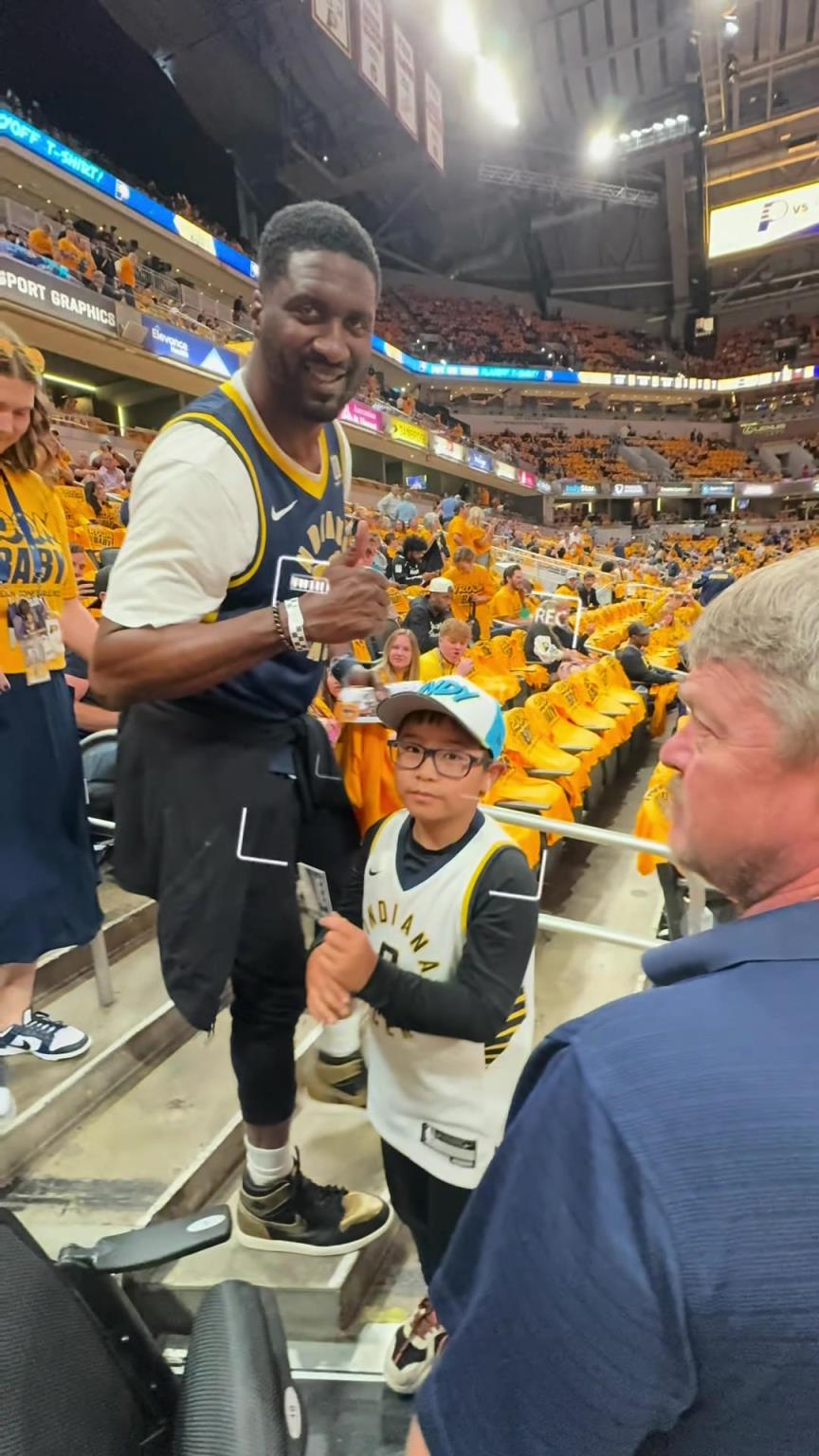 現(xiàn)在真成高圓圓了！步行者名宿希伯特現(xiàn)身主場給小球迷簽名