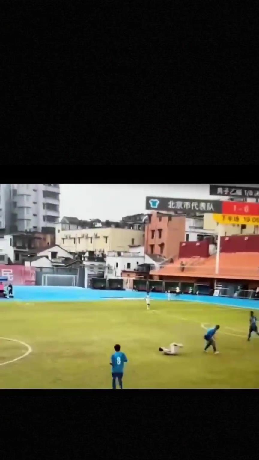 太可怕了！全運(yùn)會驚現(xiàn)殺人足球，球員將對手直接踢骨折