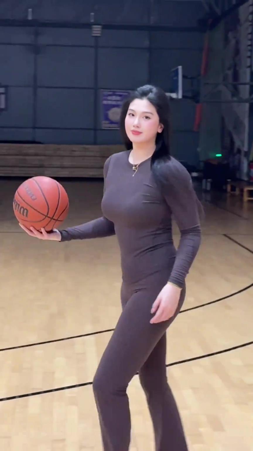 低配版卡戴珊！野球場(chǎng)肘姐這身材，懂的吧友都懂！