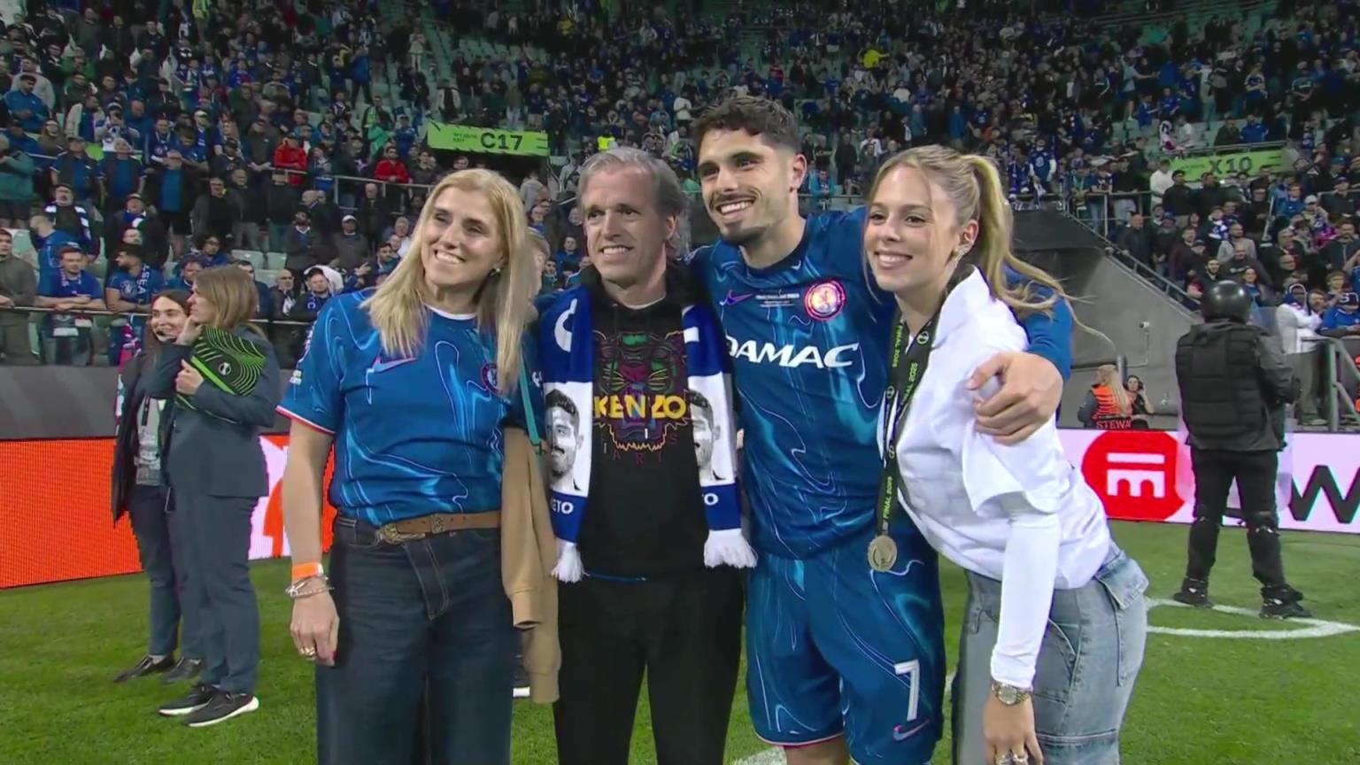 內(nèi)托好福氣！奪冠后高顏值女友來合照，身材相當哇塞！