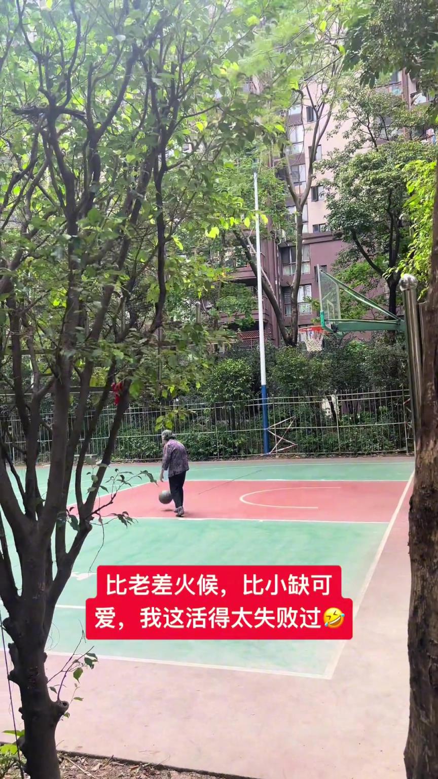 這阿婆單手一投一個(gè)準(zhǔn)，姜還是老的辣