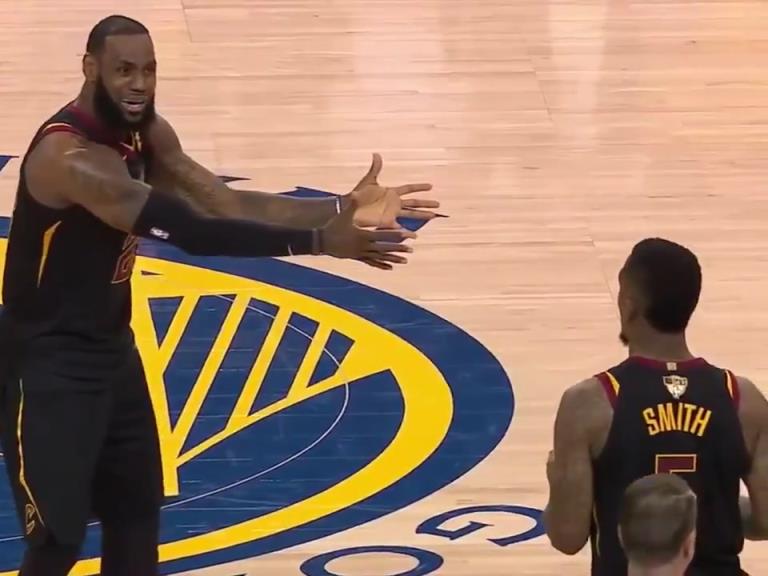 名場面！JR搶下關(guān)鍵籃板沒看表，老詹質(zhì)問JR為何傳球