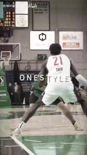 正統(tǒng)美式后衛(wèi)！JD戴維森炒菜后低手合球，對抗上籃打進(jìn)！