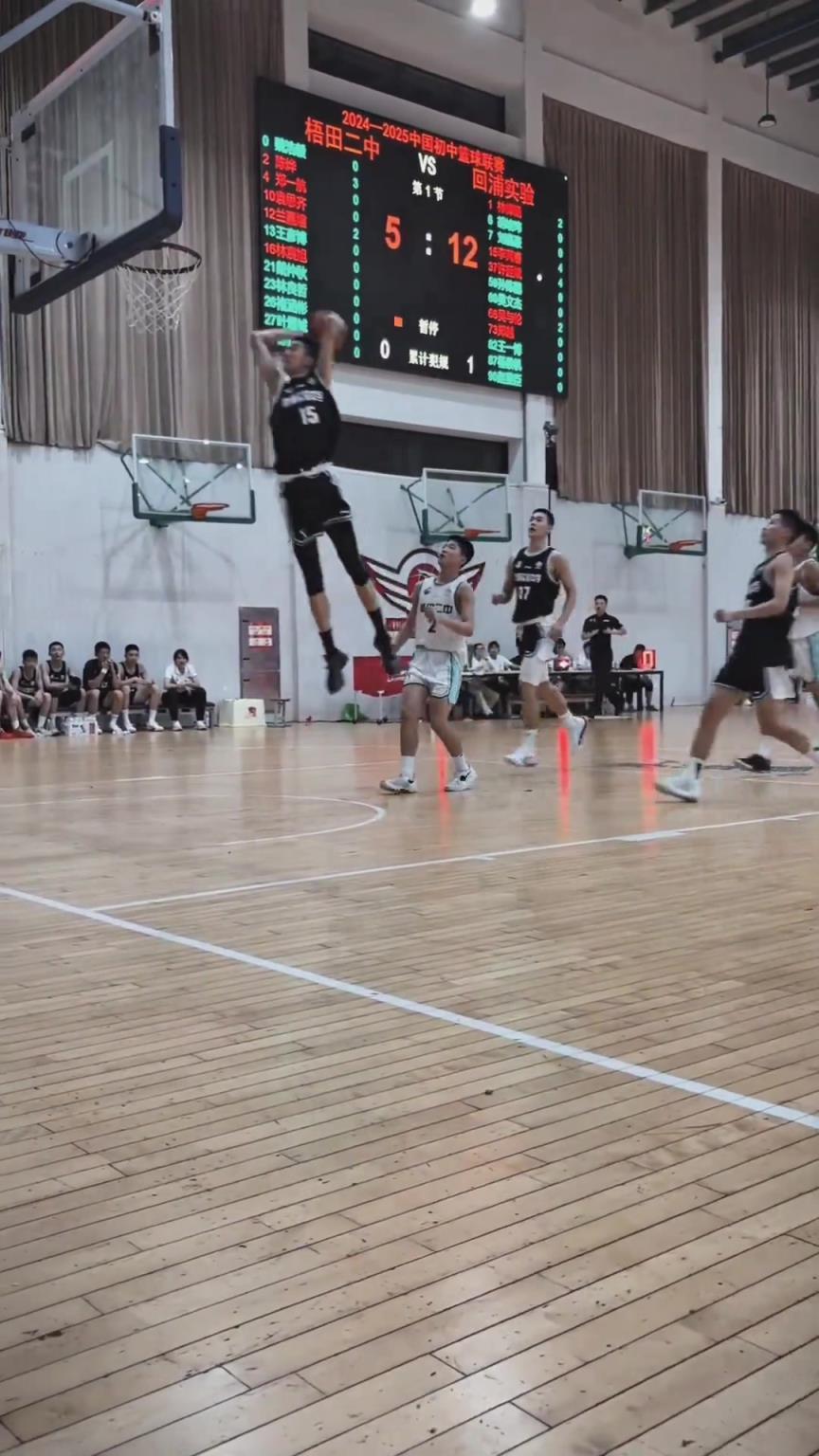 起來就扣??！現(xiàn)在的初中生都這么打球的嗎