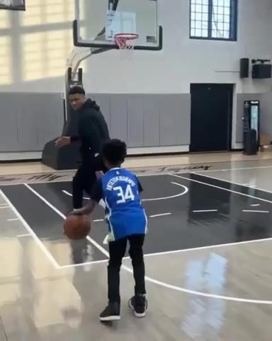 交易價值急劇下降！字母哥和小球迷單挑被當(dāng)面絕殺