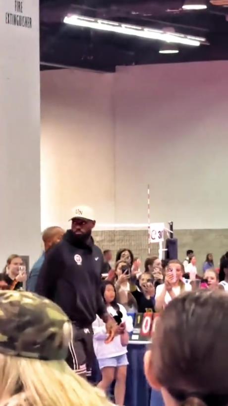 什么是巨星?。≌材匪宫F(xiàn)身排球場被小球迷包圍 這就是行走的流量