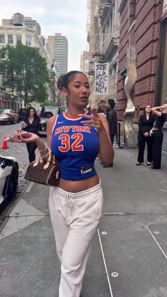 哇塞！一豐滿尼克斯女球迷身穿唐斯球衣，真是太吸引眼球了