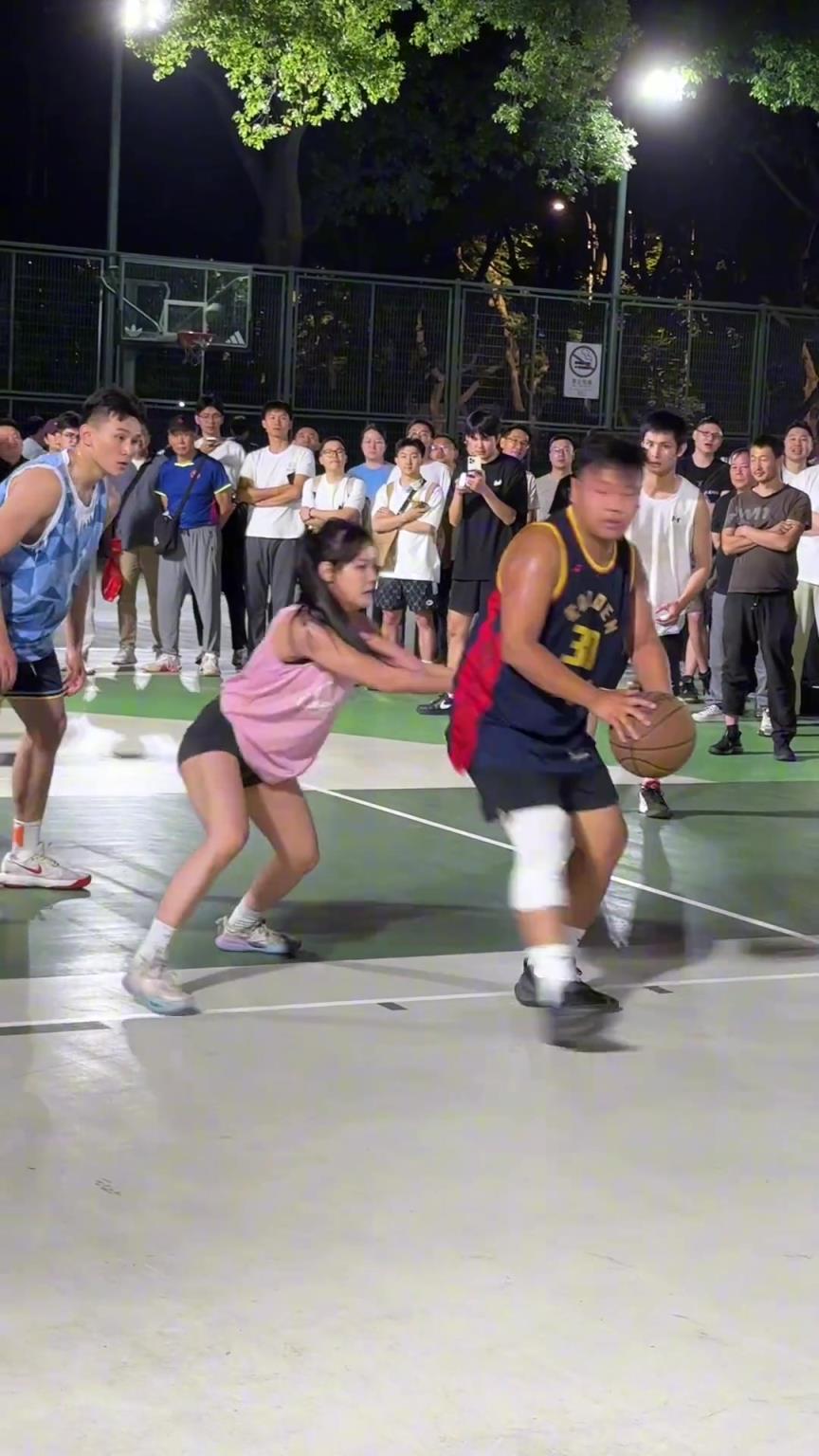 這哥們看見防自己的是女生，一個(gè)勁背打，球也不傳了