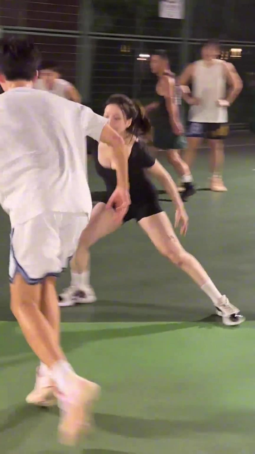 小姐姐防得真兇！瘦點(diǎn)的男生都拿她沒辦法